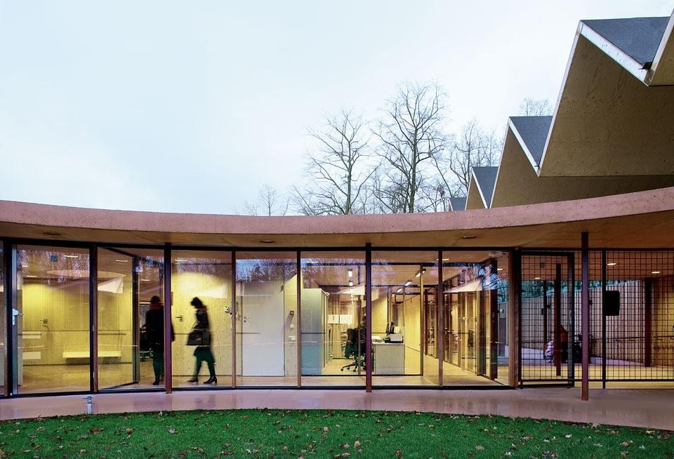 The presence of the two
very different functions
is also reflected in the
design: a zigzag roof
identifies the greenery
service, while a ring cut
in half accommodates the
kindergarten.