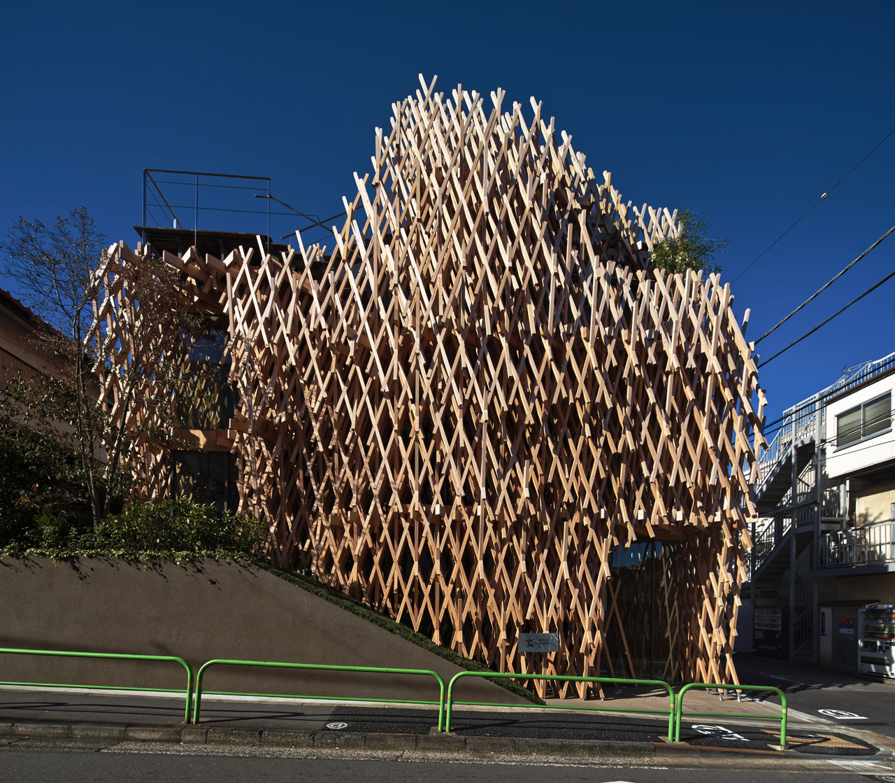 Sunny Hills Minami Aoyama Tokio Japón kengo kuma and associates 隈研吾建築都市設計事務所 微熱山丘 南青山．東京