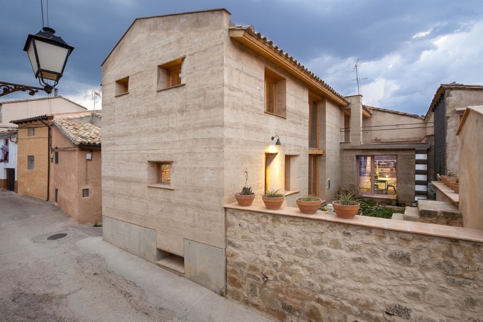 Edra Arquitectura km0, Rammed Earth House, Ayerbe, Spagna, 2014
