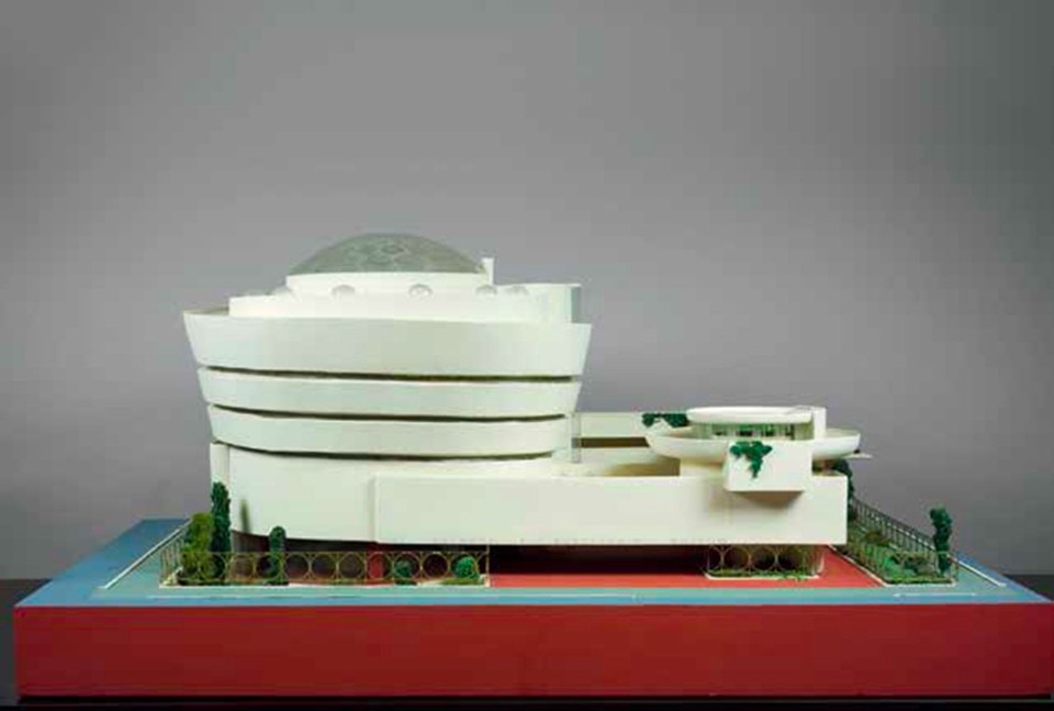 Frank Lloyd Wright, Solomon R. Guggenheim Museum, New York, 1943-1959. Modello. Legno dipinto, plastica, perle di vetro, inchiostro e acquerello su carta, 71,1 x 157,5 x 111,8 cm. Da Domus 1015, Luglio-Agosto 2017