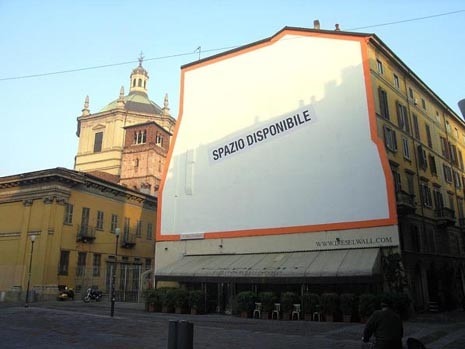 The Diesel Wall is located in the historical area of St. Lorenzo Columns, around the Ticinese area
