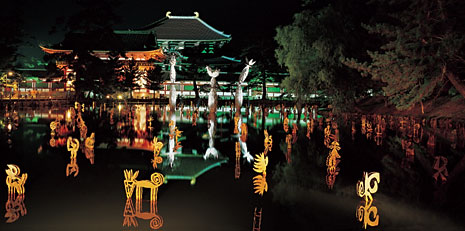 The installation The Three Magic Flowers of Jitchu on Lake Kagami of the Japanese Nara, 2004: hundreds of steel sculptures spread on the lake facing the main temple of Todaiji, with the oldest wooden structure in the world