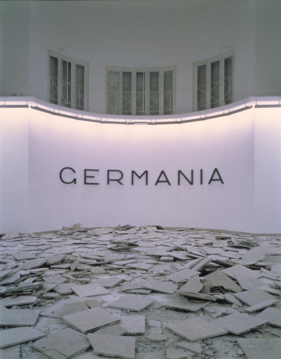 Hans Haacke <i>GERMANIA</i><br/>
Biennale di Venezia, 1993.
Photo: Roman Mensing
© Hans Haacke/VG Bild-Kunst
