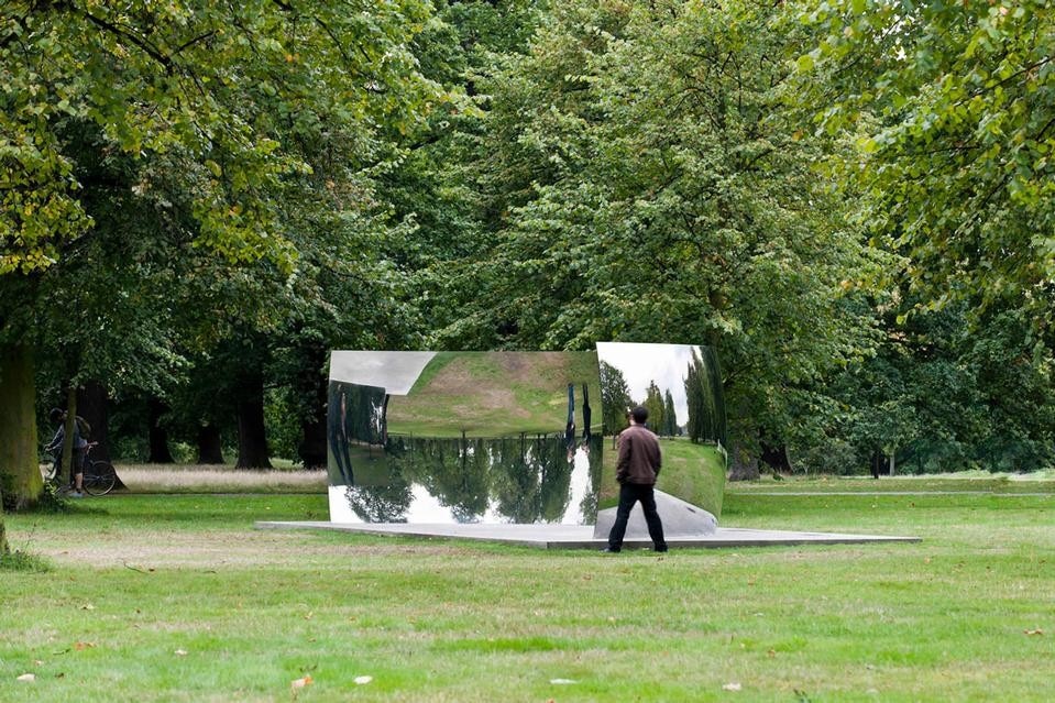 Anish Kapoor 
C-Curve 2007
Installation view Kensington Gardens, London. © 2010 Dave Morgan