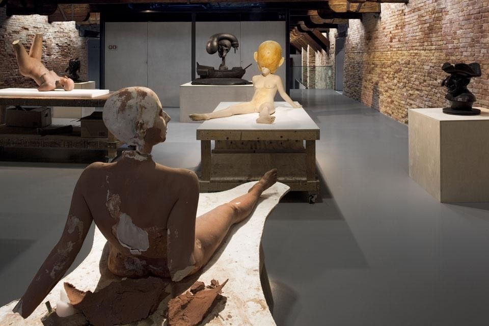 Paul McCarthy, <i>Plaster Clay Figure,</i> 2005. Plaster, clay, wood, 134.6 x 121.9 x 182.9 cm. Courtesy the artist and Hauser & Wirth. © Palazzo Grassi.