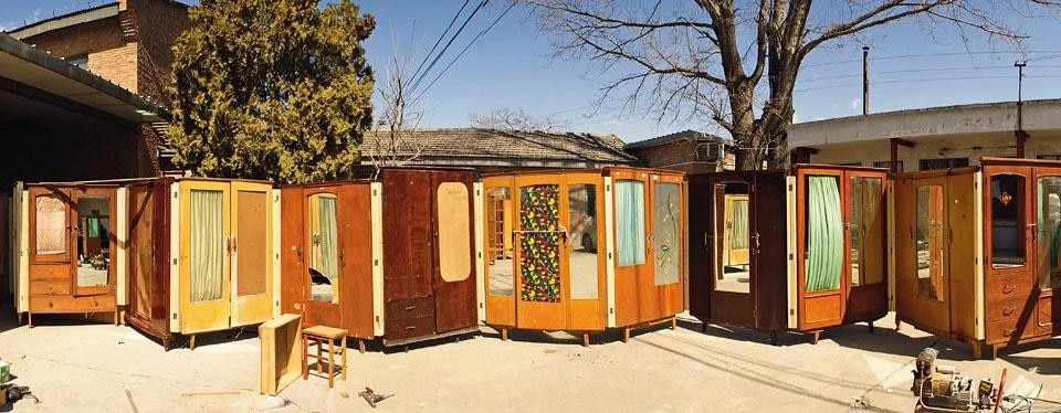 Song Dong conceived
an art community built
around a 100-year-old
house (where he lived for 7
years) and 100 wardrobes
collected from different
families. The pavillion will
become a combined personal
construction by hundreds
of families and show the
lifestyle and attitude of these
grassroots communities.