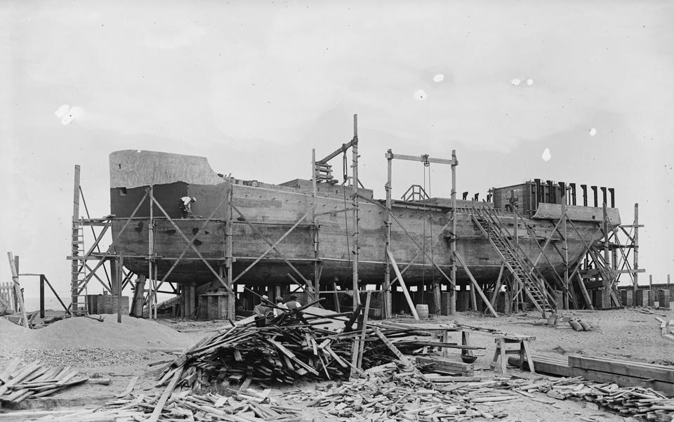 Top image: Parade of the Naval Arrows of the Falange Youth Organisation before the Count of Pace and other Italian dignitaries. Barcelona, 1939.<br /> Above: Construction of the Mirotres, the first reinforced cement ship built in Spain. Malgrat de Mar shipyard, ca. 1917.
