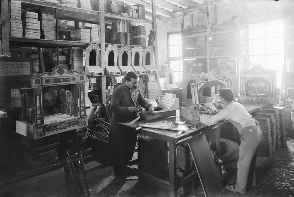 Toy factory, paint studio. Barcelona, ca. 1914.