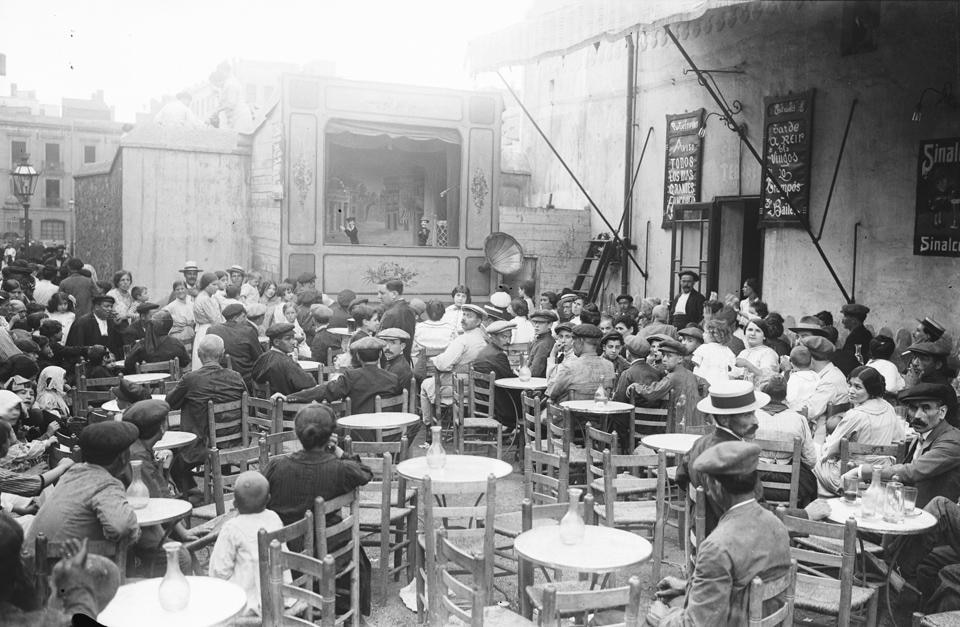 Puppet show on the terrace of a bar. Barcelona, 1910–1919. 
