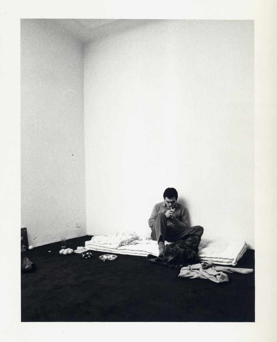 Alberto Garutti, <em>Credo di ricordare</em>, 1974. 32 B/W photographs, courtesy Galleria Diagramma, Milan 1975
