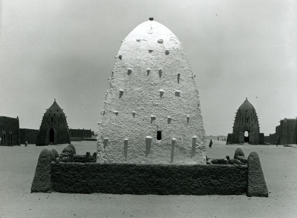 <i>A marabout’s domed tomb</i>, Timimoun, central Algeria. Peter W. Häberlin, Fotostiftung Schweiz, Winterthur