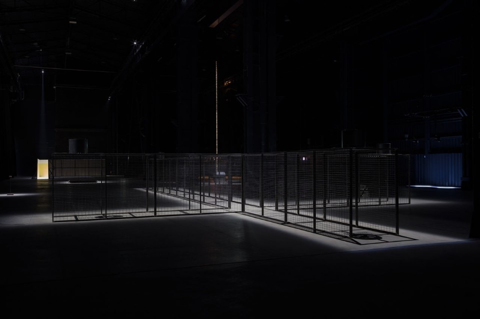 Miroslaw Balka, “Crossover/s”, view of the installation at Pirelli HangarBicocca, Milan, 2017. Courtesy of the artist and Pirelli HangarBicocca, Milan. Photo © Attilio Maranzano
