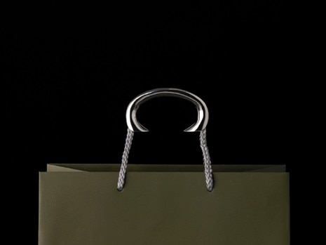 Bracelet-Poignée porte sac, design by ECAL/Jean-Philippe Bonzon. Photo ECAL/Milo Keller