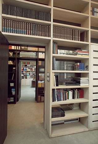 The partition/bookcase
that divides the reference
area from the
offices rotates centrally
through 360°.
one side is black, the
other white
