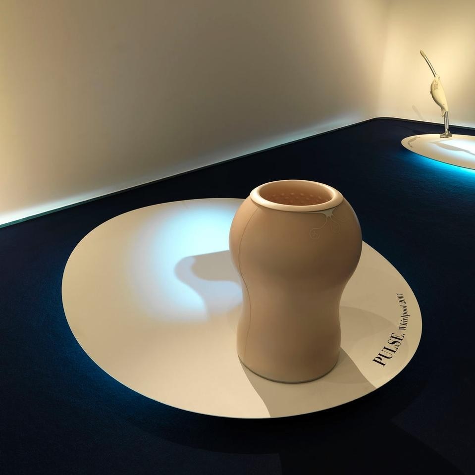 The prototye of the washmachine driven by a centripetal force, conceived for Whirlpool in 2001. The shades of the Studio's N03!'s video installation simulate the way the design works.