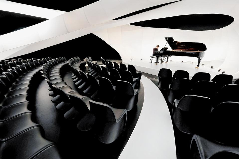 <i>JS Bach / Zaha
Hadid Architects</i>, performance by
Piotr Anderszewski
in the sound
space designed by
Zaha Hadid at the
Manchester Art
Gallery (photo
© Joel Chester
Fildes)