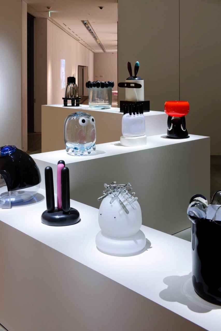 The exhibition features approximately 20 never-seen-before art pieces based on Ettore Sottsass’s drawings created in 2004, inspired by the Native American doll “Kachina.” The vases has been produced by Belgian gallerist Ernest Mourmans and CIRVA Marseille