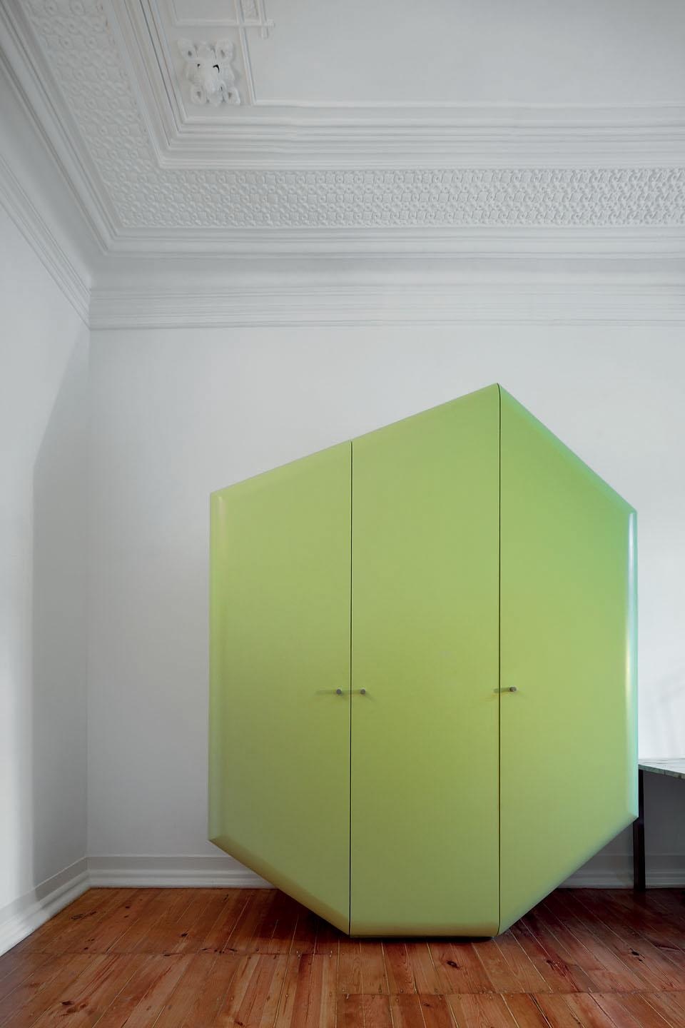 Large mysterious objects
scattered around the house
bring a theatrical effect
to the existing space and
provide essential functions such
as the wardrobe between the
two children’s bedrooms.