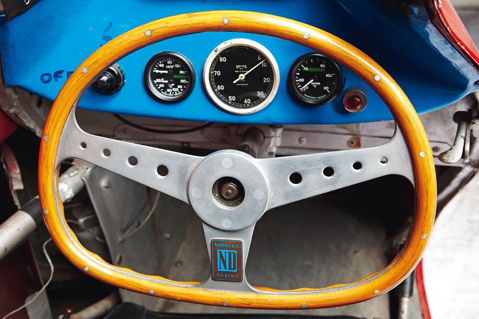 The lower half of the
steering wheel is flat,
allowing the driver easier
access to the cockpit.