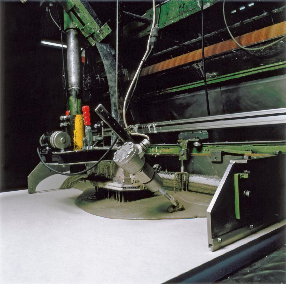 Top: Application of the first
layer of fibreglass.
The following work phases
add a mesh and then
a second layer of concrete
and fibreglass. <br />Above: The first layer of concrete
being cast on a conveyor belt
in the Kolbermoor factory
in Baviera, where standard
fibreC panels are produced.