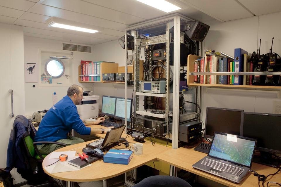 A secure radio room with
high-speed broadband
Internet access meets the
special communications
needs of Greenpeace’s new
flagship. On deck is the latest
version of satcom as well as
a storeroom containing photo
and video equipment.