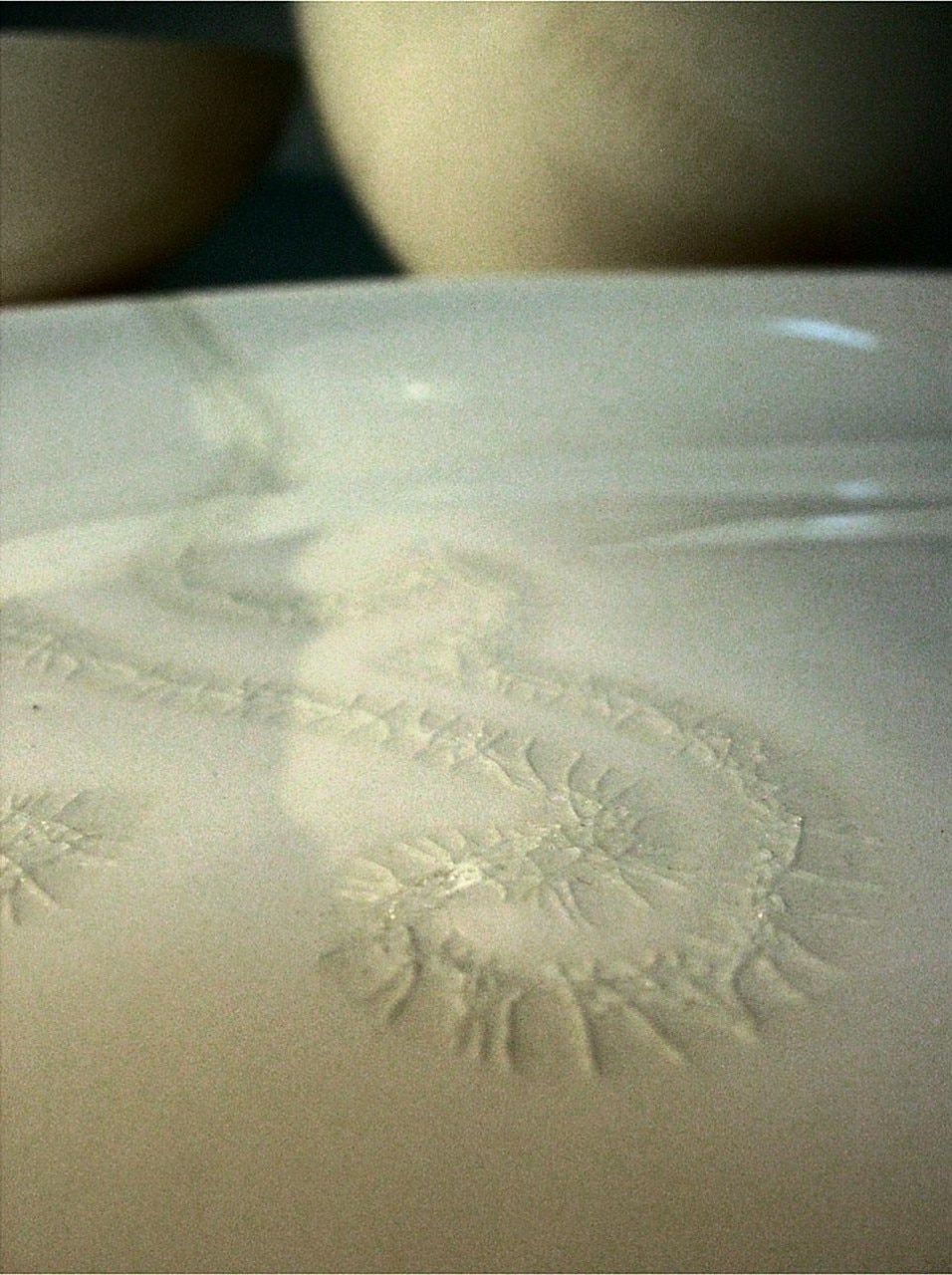 Simon Heijdens, <em>Broken
White</em> (2004). The decoration emerges
with use to recount the story
of the object