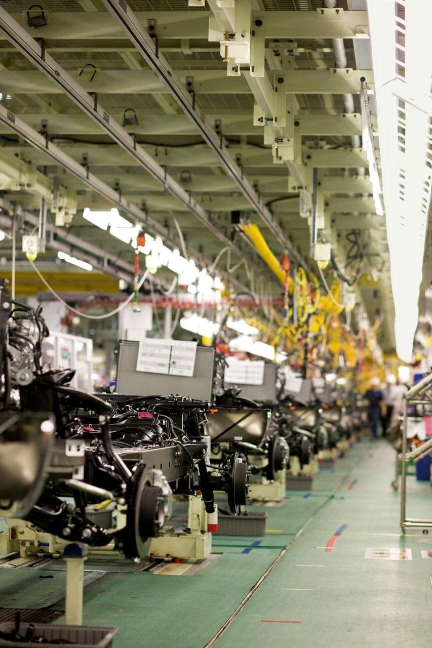 The Toyota <em>Prius</em> family
received the “2012 Best
Green Car to Buy” Award.
In the photo: a production
line in a Toyota plant