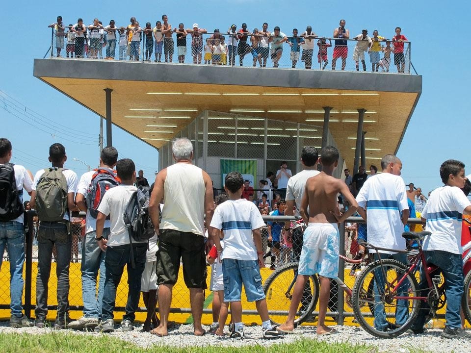 Architecture for Humanity, Daniel Feldman, Lompreta
Nolte Arquitetos, Nanda
Eskes Arquitetura, Mel
Young: <em>Homeless World Cup
Legacy Center</em>, Santa Cruz,
Brazil, 2010. Architecture for Humanity
worked in collaboration with
Homeless World Cup and
Nike GameChangers