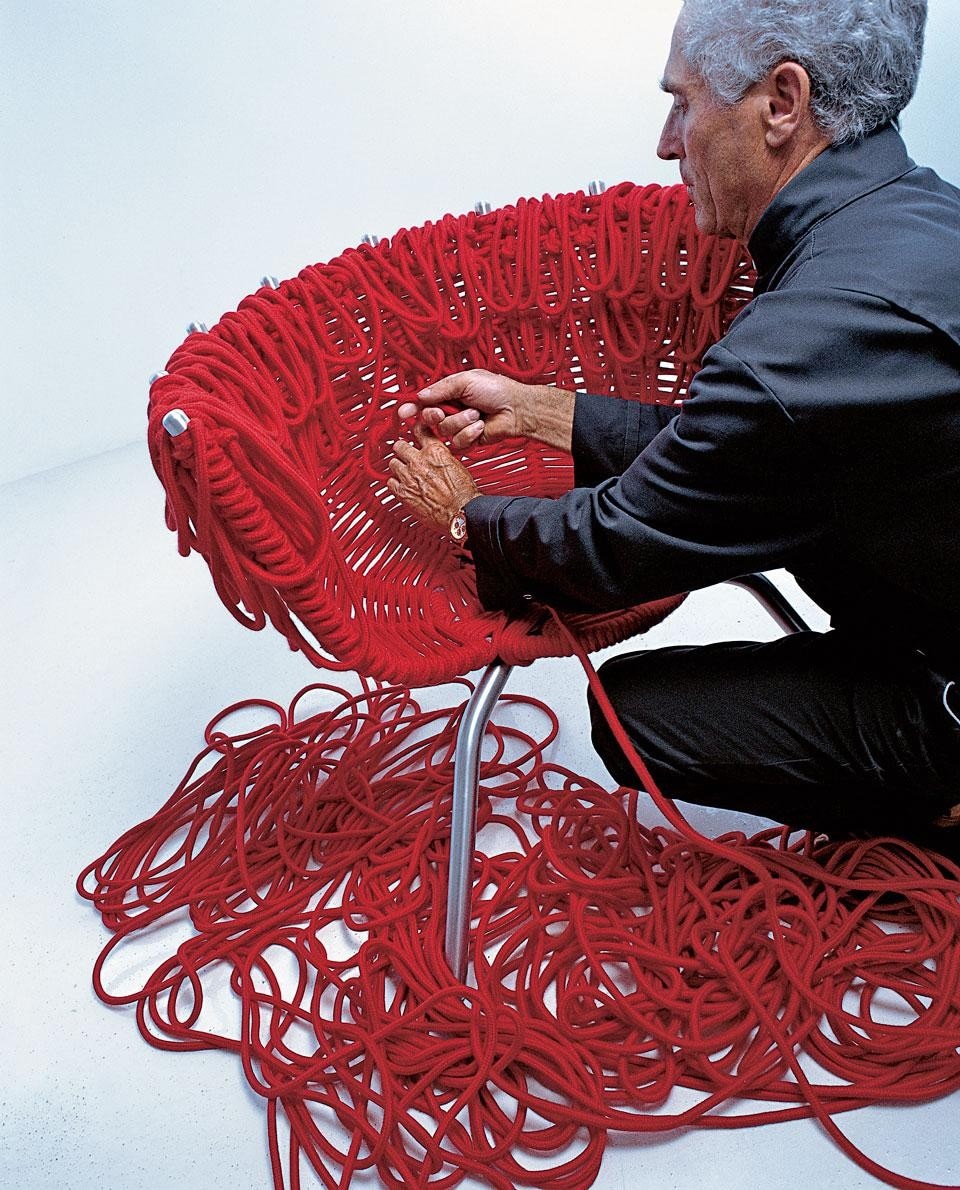 <em>Vermelha</em>, an
armchair designed by
Fernando and Humberto
Campana for Edra, 1998.
An expert weaver takes
four days to build it, using
500 meters of special
rope with an acrylic core
and covered in cotton