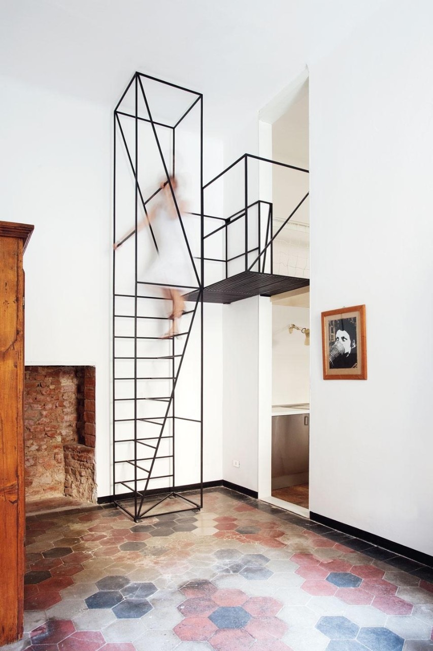 This relatively small
apartment (45 m2), in a
period building situated
inside the circle of Milan’s
former ramparts, regains
a <em>raison d’être</em> thanks to
the presence of a staircase
reminiscent of a work by the
sculptor Fausto Melotti:
an ethereal geometry defined
by a slender steel section.
Librizzi has maintained
the texture of hexagonal
coloured cement tiles on
the existing floor