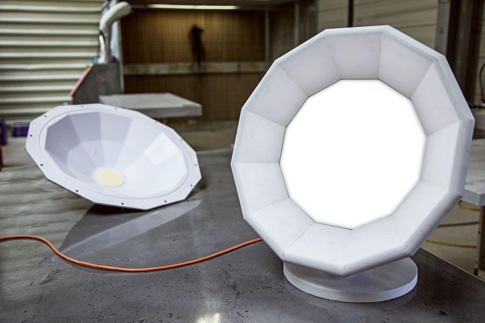 The lamp (weighing
18 kg) is made from ultra high
performance raw concrete.
The light source is provided by
a PCB (printed circuit board)
consisting of 36 0.5W LEDs
powered by a 24V electricity
supply. A diffuser made of a
white light spectrum moulded
acrylic sheet increases
diffusion and offers an ecoefficient
solution