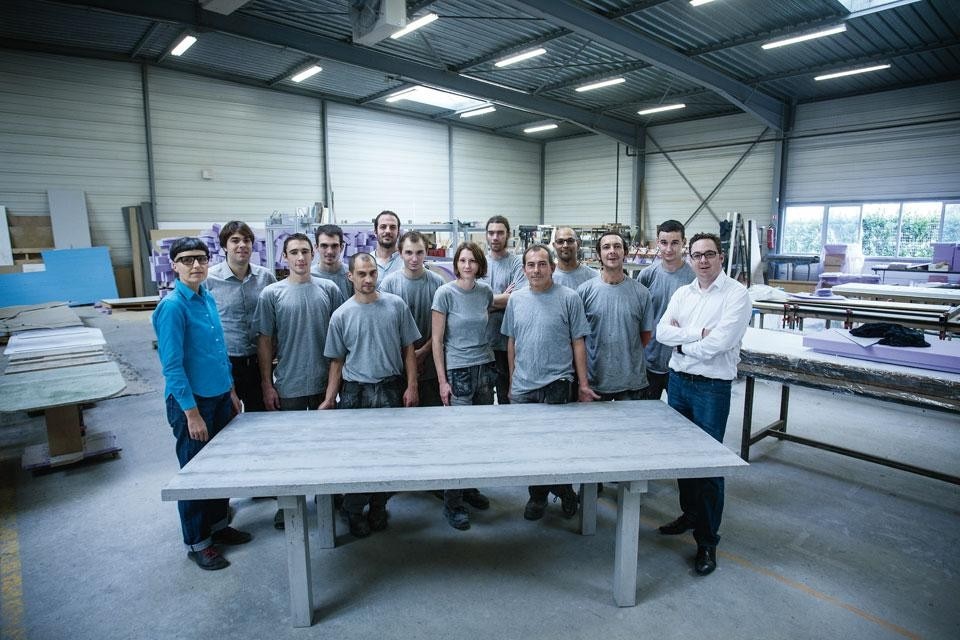 The team of Concrete by
LCDA. The squad consists
of 13 people — including
engineers, designers,
craftspeople and experts in
composite materials — who
have worked under the art
direction of Matali Crasset
since 2011