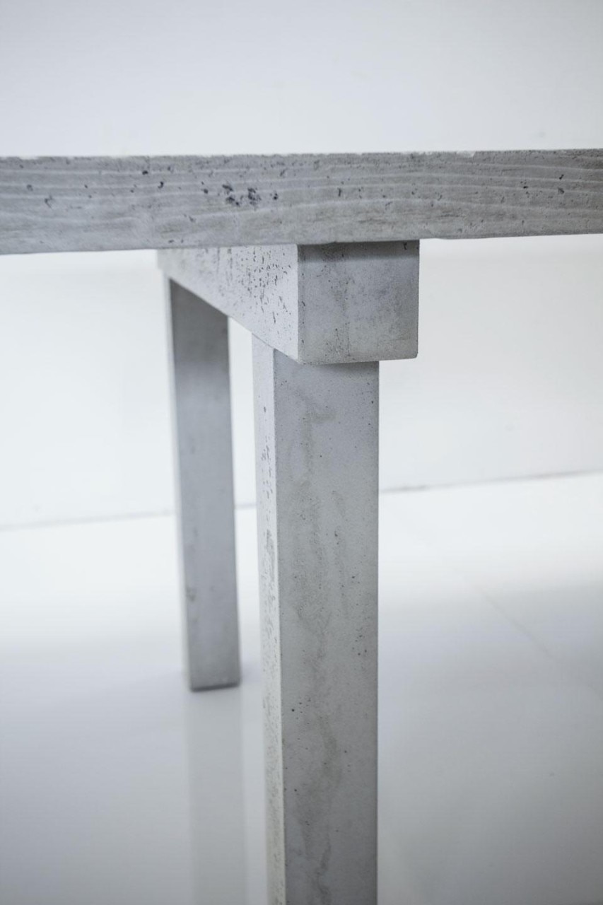 The tabletop is made from a
rigid honeycomb core coated
with a 10-mm layer of ultra
high-performance fibrereinforced
concrete thanks
to an exclusive moulding
system. This technique makes
it possible to achieve a weight
(80 kg) that is 4 times lighter
than a traditional structure