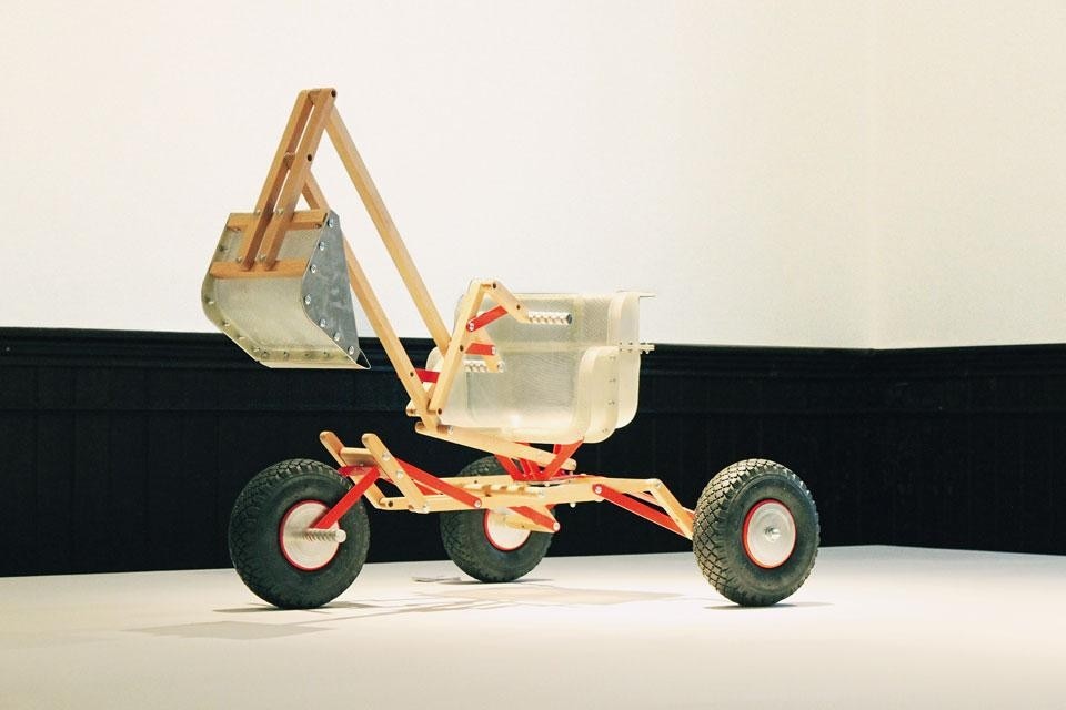 OS Sand Digger, designed
by Ricardo Carneiro and
Tristan Kopp. Their design
was part of the 2011 OS Kid’s
Toys project, which involved
designers, craftspeople and
students in the invention of
toys, including a sledge, a
chair and a swing. The series
of objects used components
from the previous OS
BlocBox project (by Thomas
Lommée and Jo Van
Bostraeten). Photo courtesy of Intrastructures