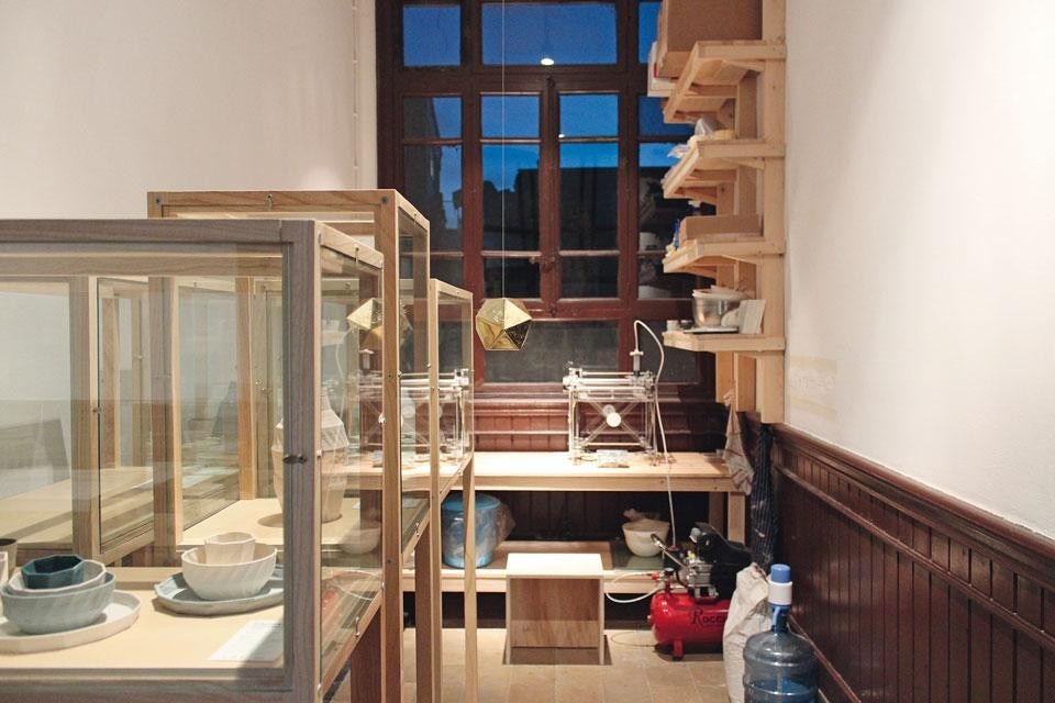 Top: Ceramic objects made by
Unfold—Claire Warnier and
Dries Verbruggen—with
a 3D printer in 2011. The
possibility to manufacture
very fine layers allows the
creation of innovative forms. Above: Unfold, <em>Stratigraphic
Manufactury</em>, Istanbul Design
Biennial, 2012. Besides
exhibiting its work on 3D
ceramic printing, Unfold
launched also a distribution
and production model
involving a network of smallscale
local manufacturers. Photo by Kristof Vrancken / © Unfold