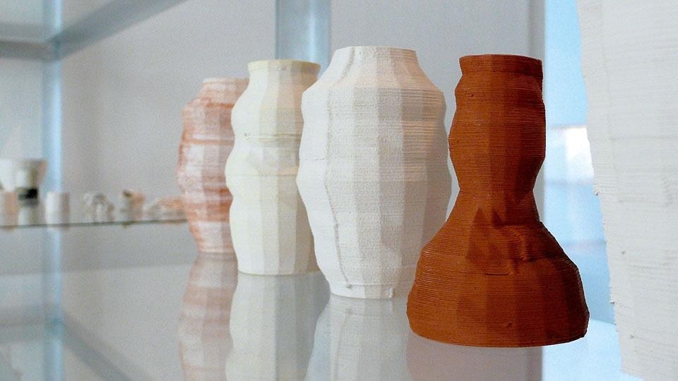In "L'Artisan Électronique," the shape is created by
the accumulation of layers
of clay. The virtual potter’s
wheel is a digital
tool that “turns” forms
and objects. Photo © Unfold