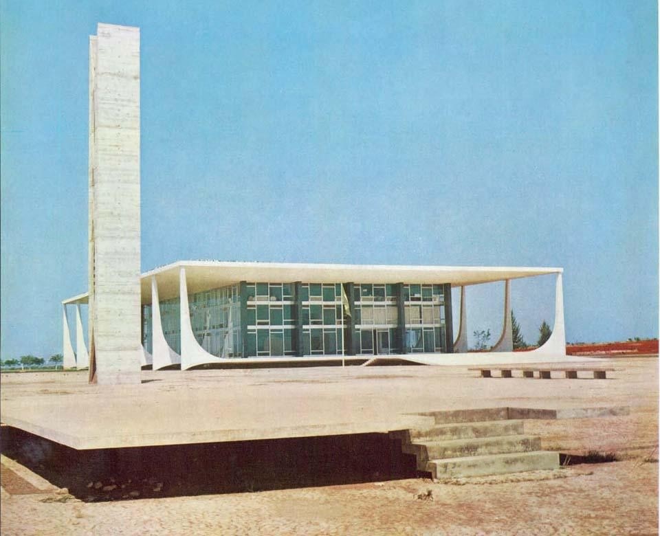 In the Plaza of the Three Powers, the
Palacio do Planalto, or Governement
Palace, houses the offices of the President
of the Republic