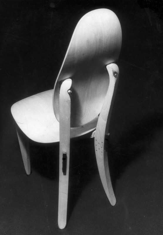 Chair in polished natural wood with curved plywood seat and back: swinging back, nailed joints without the use of glue (Domus 245).