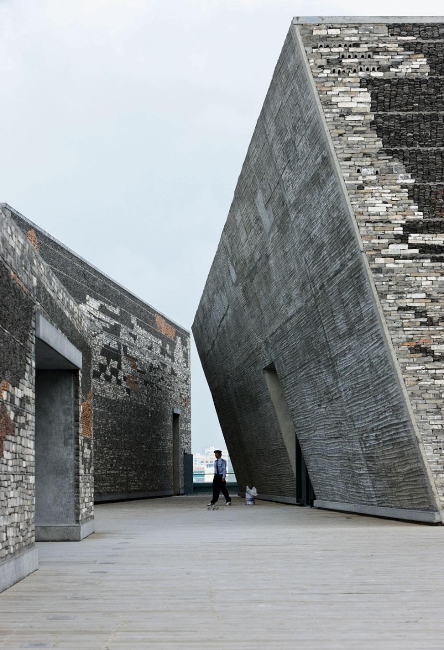 The “summit
of the mountain”,
the terrace and the
auditorium. Wang Shu
has interpreted the
idea of the mountain by
widening the range of
entrances and treating
the space inside as if it
were a kind of maze
