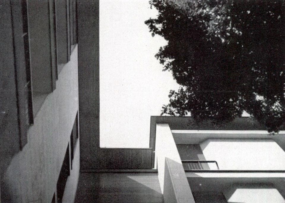 Film still from Angelo Mangiarotti's documentary <em>Position of Architecture</em>, as reproduced in Domus 284 / July 1953. A house by Ignazio Gardella