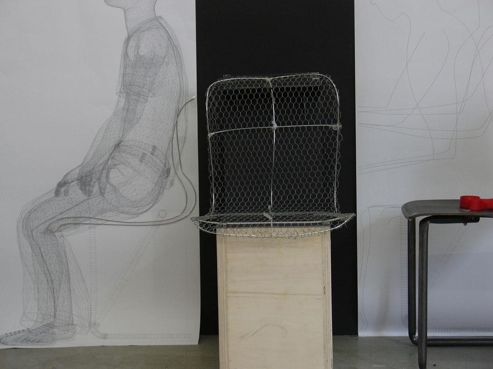Having resolved the impasse on the material choice, the next project was to analyze the 'small scale' of the chair through ergonomic tests and trial-and-error research.