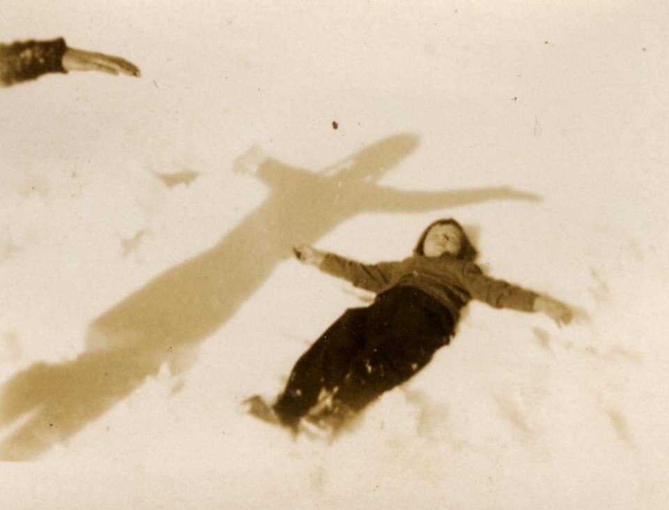 Young Lisa and Giovanna Ponti playing in the snow