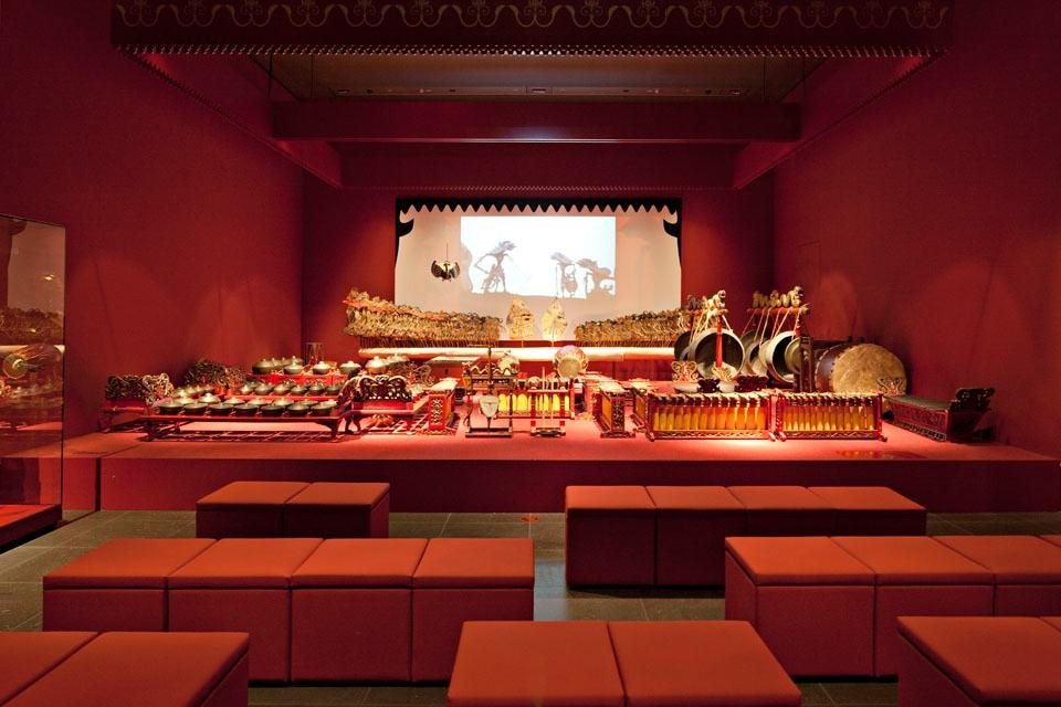 Gamelan, 
Room: Creating the Right Mood. A gamelan is the typical Indonesian orchestra, usually
gamelan accompanies dance wayang puppet performances, or rituals or ceremonies.