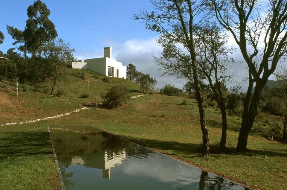 House in Serra da Arrábida, (Portugal), 1994-2002. Photos Luis Ferreira Alves