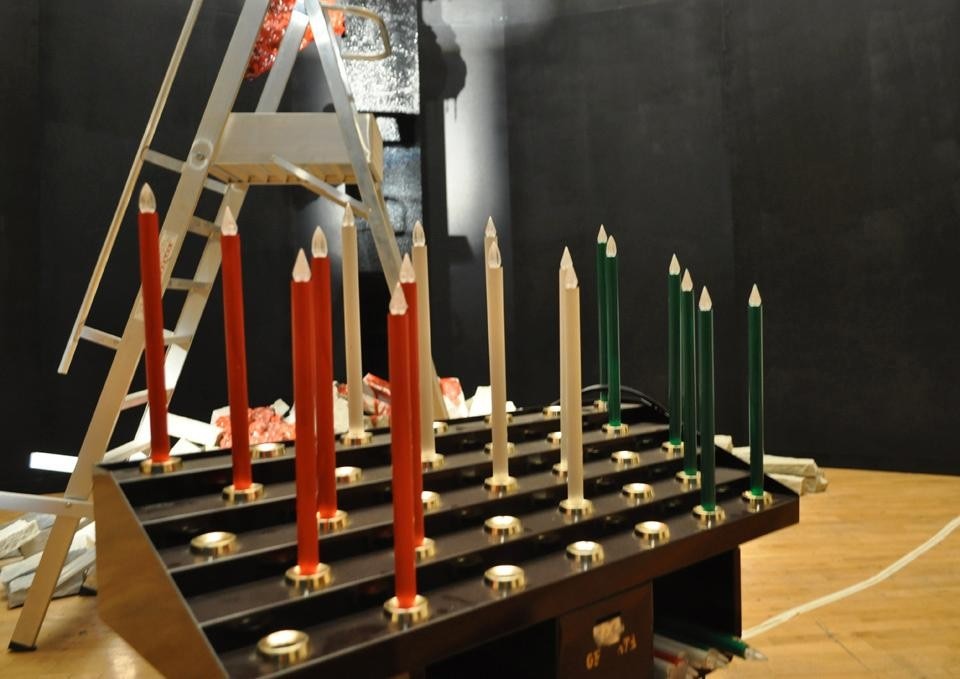 Above: Gaetano Pesce put the last touches to the seven-metre-tall blood-red crucifix that dominates the Teatro dell’Arte; here: the tricolour candles
