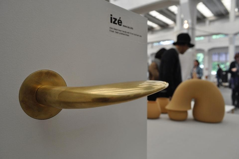 Izé, handle made of brass.