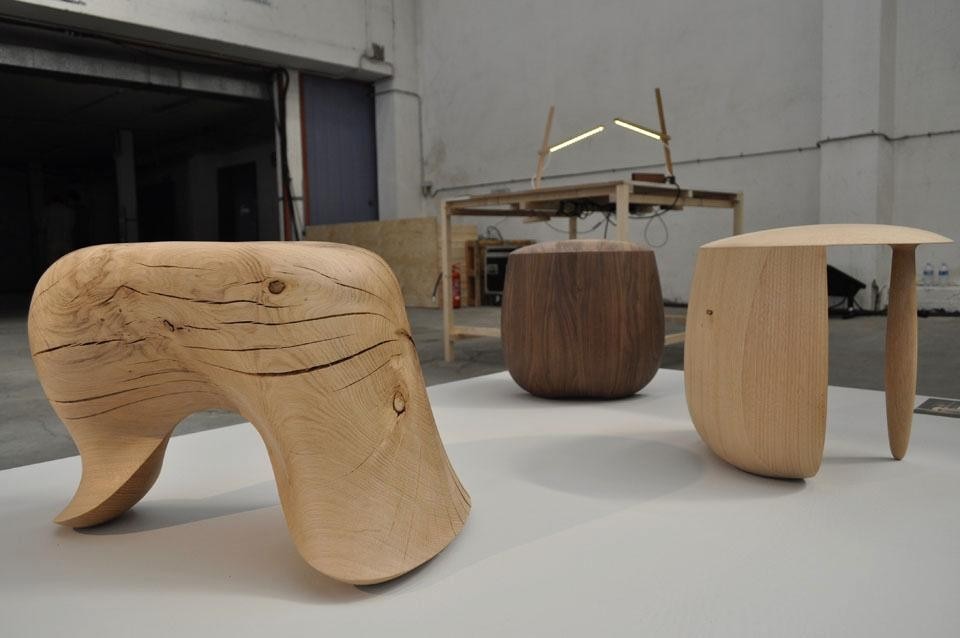 The Tonus stool in wood (foreground).