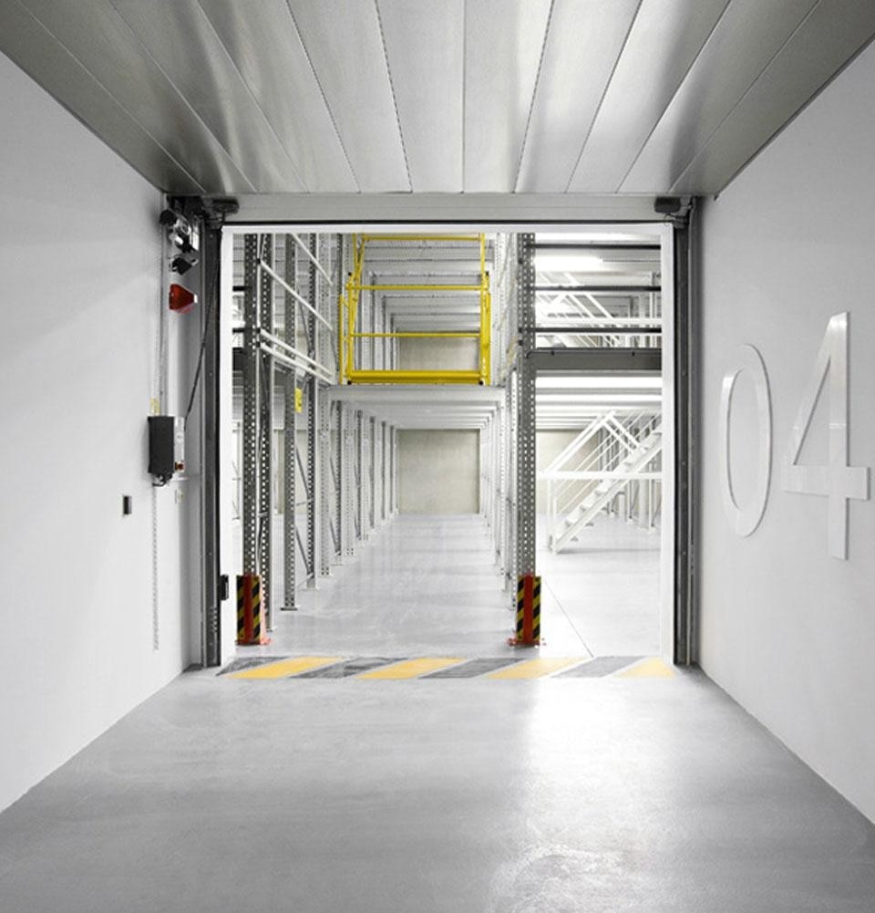 The archives are located on 4 different floors. The different archives are divided on a trasversal and nevralgic line where we can find the elevators, the technical rooms and security exits.
This large corridors (3 meters) permits the exchange of flux without creating difficults of passage.