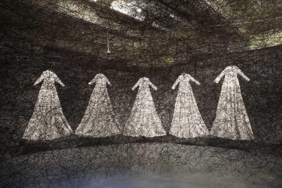 Chiharu Shiota (Japan) will construct a 9x9 metre web of interlacing black thread that will
feature a number of embedded white steps ‘trapped’ within the
calligraphic network. Visitors will be able to walk through the piece and
explore its spaces