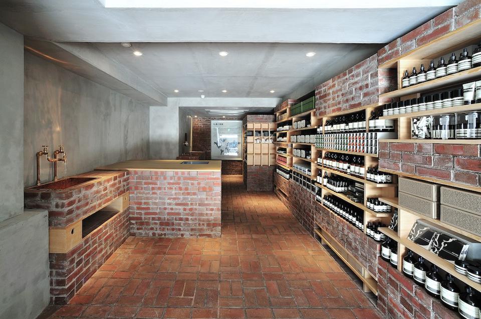 Upon designing a new space for Aesop, Schemata opted for a brick
interior in honor of the original Milano Shoes.